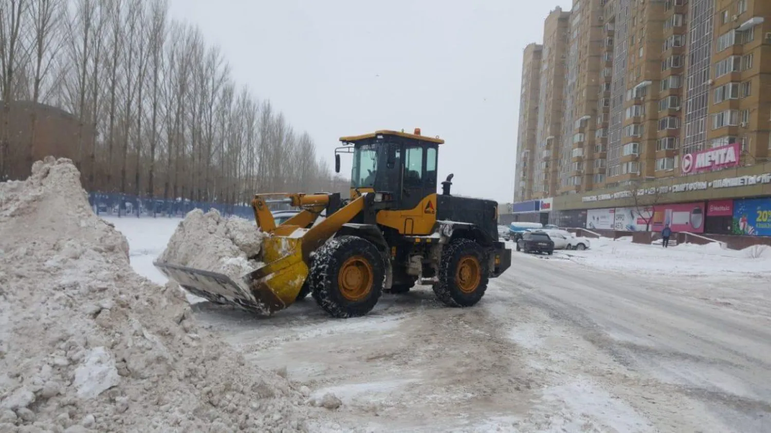 Более 2 300 дорожных рабочих вышли очищать столичные улицы от снега