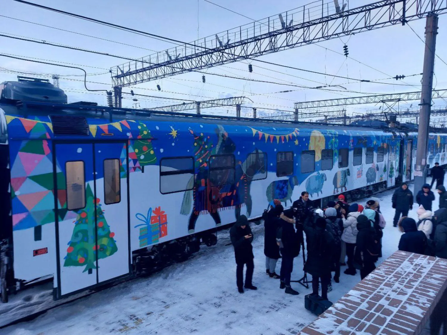 Вагоны поездов украсили к Новому году в Астане