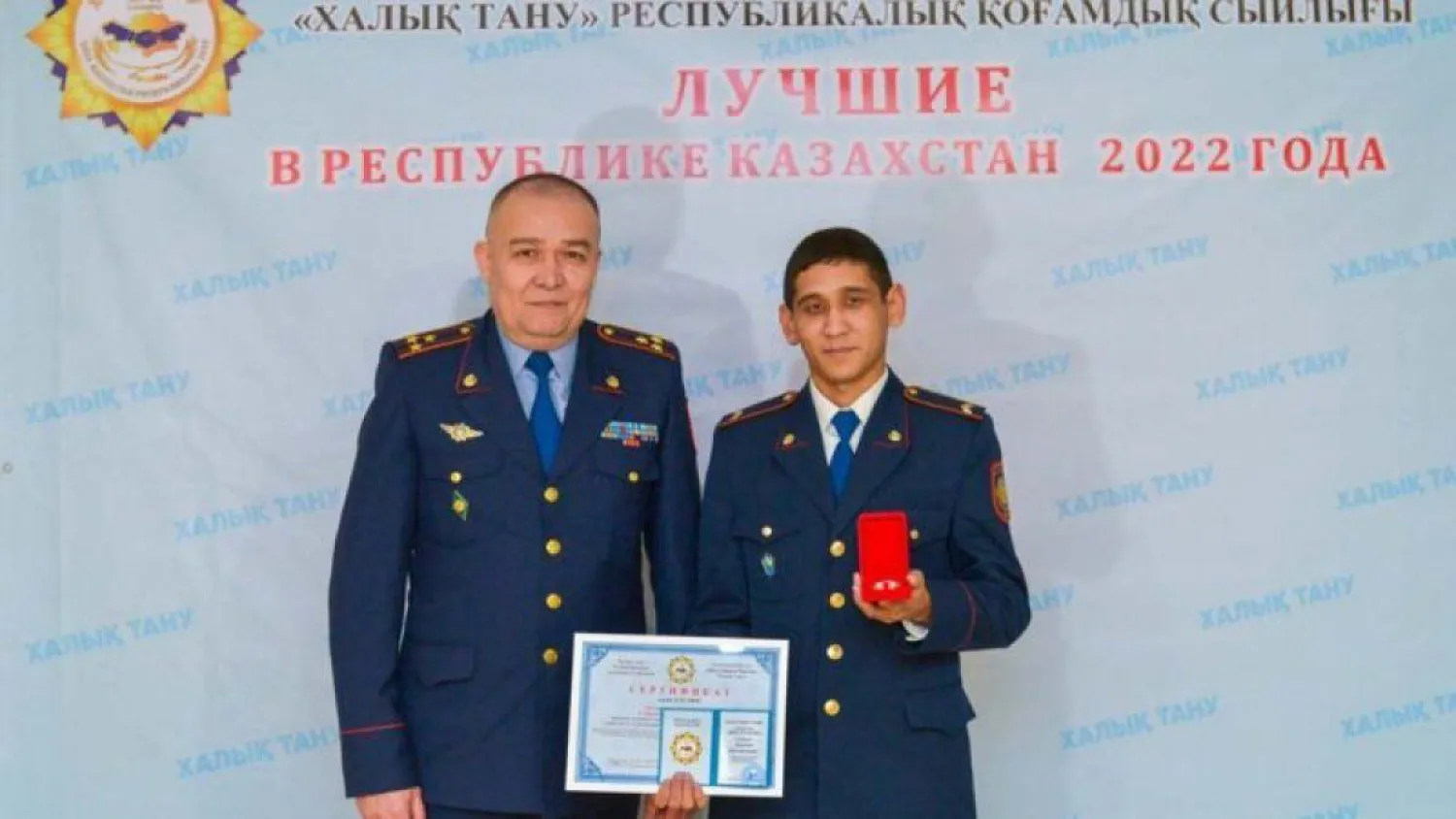 В Астане наградили сержанта полиции, спасшего двух тонущих детей