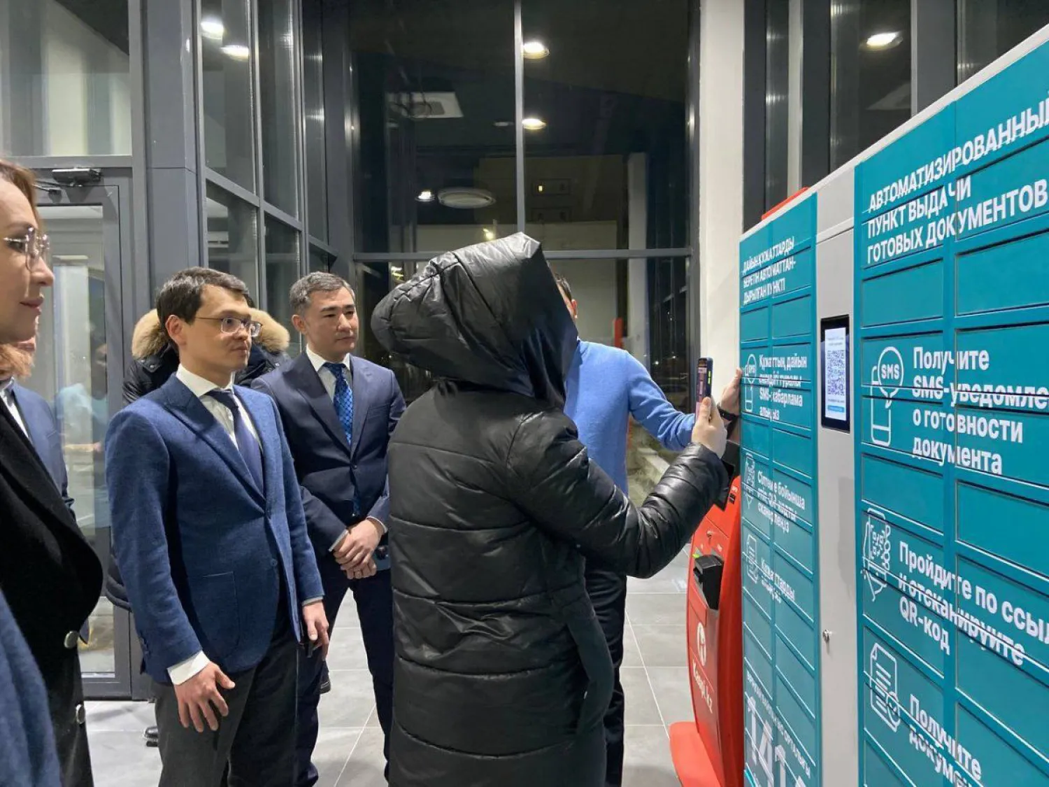 Казахстанцы смогут забирать готовые документы в любое время суток