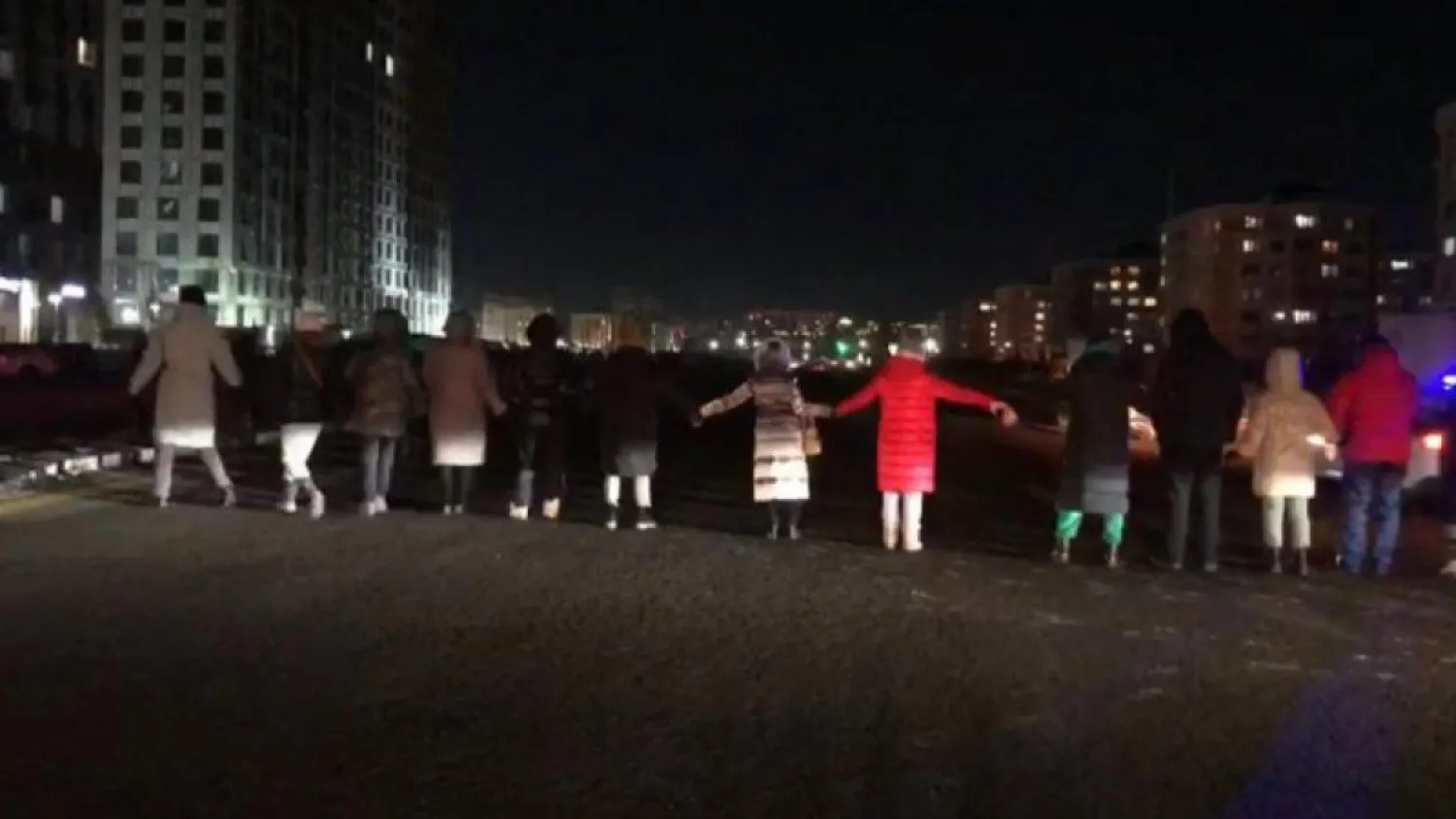 Жители Астаны выстроились в ряд и заблокировали движение автомобилей