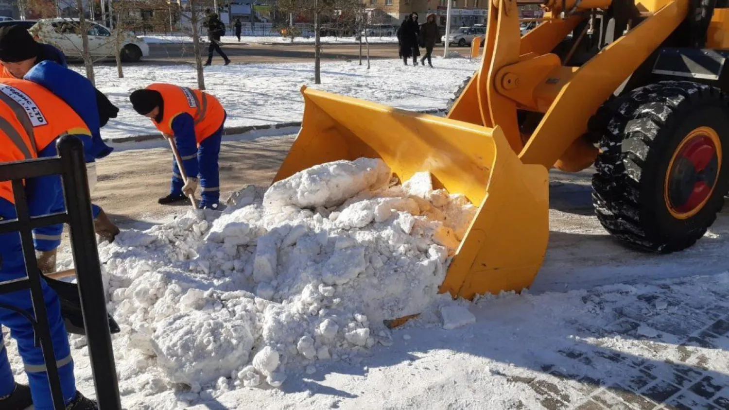 Почти 300 тысяч кубометров снега вывезли из столицы с начала зимы