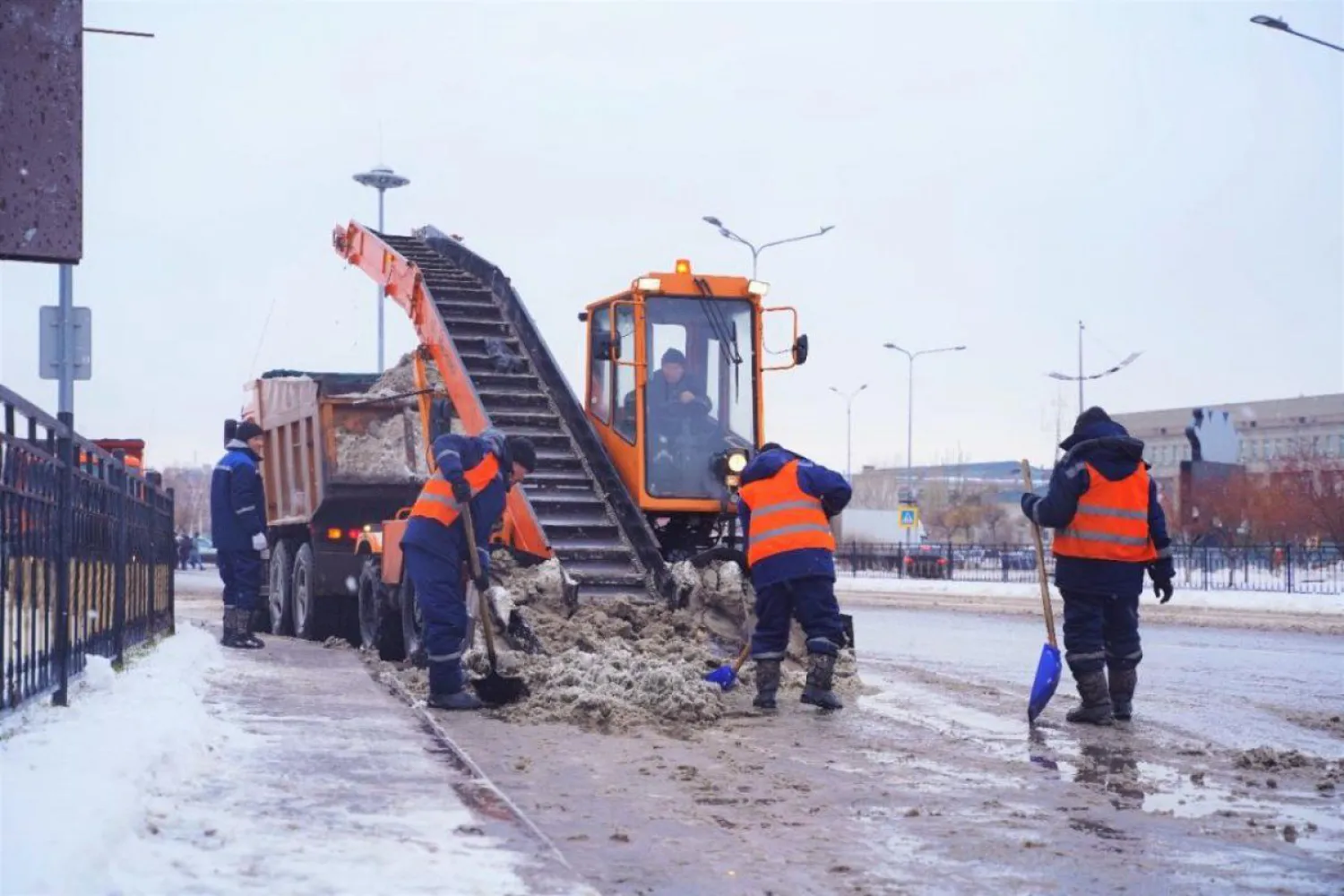 Свыше 2000 дорожных рабочих вышли на уборку снега в Астане