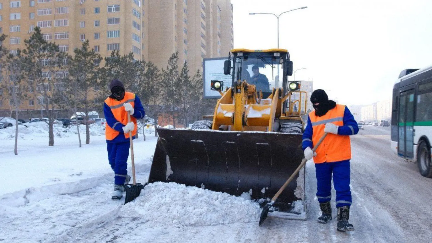 Около 16 тысяч кубометров снега вывезено за ночь из столицы