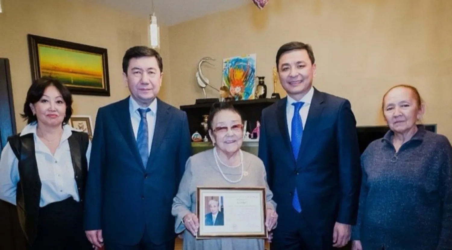 Алтай Кульгинов поздравил Бибигуль Тулегенову