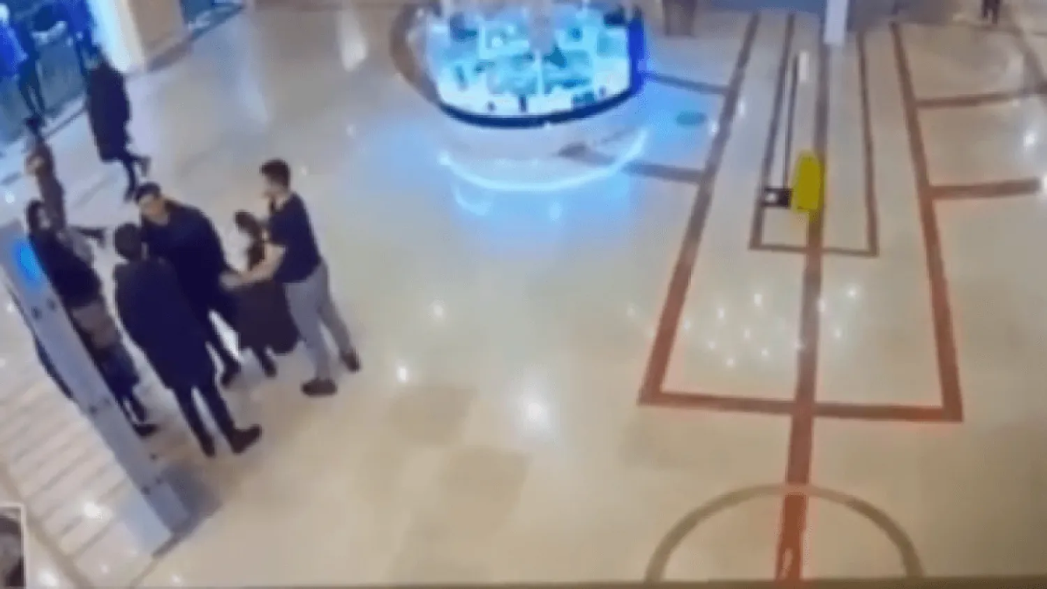 Драка молодых людей в ТРЦ столицы попала на видео