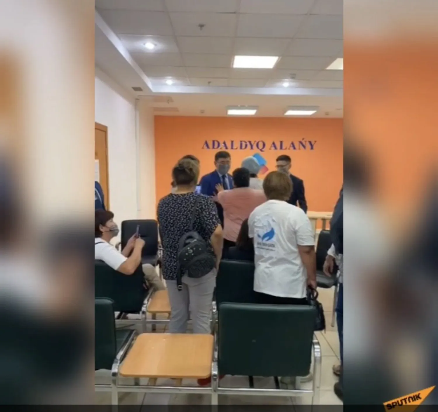 Антиваксеры напали на вице-министра и других сотрудников Минздрава
