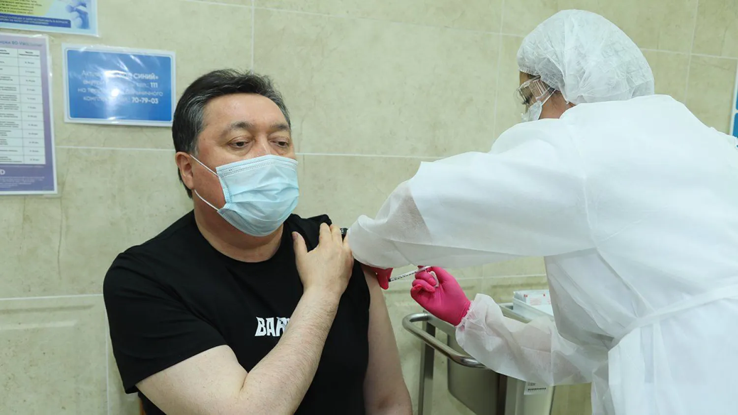 Аскар Мамин вакцинировался против коронавируса
