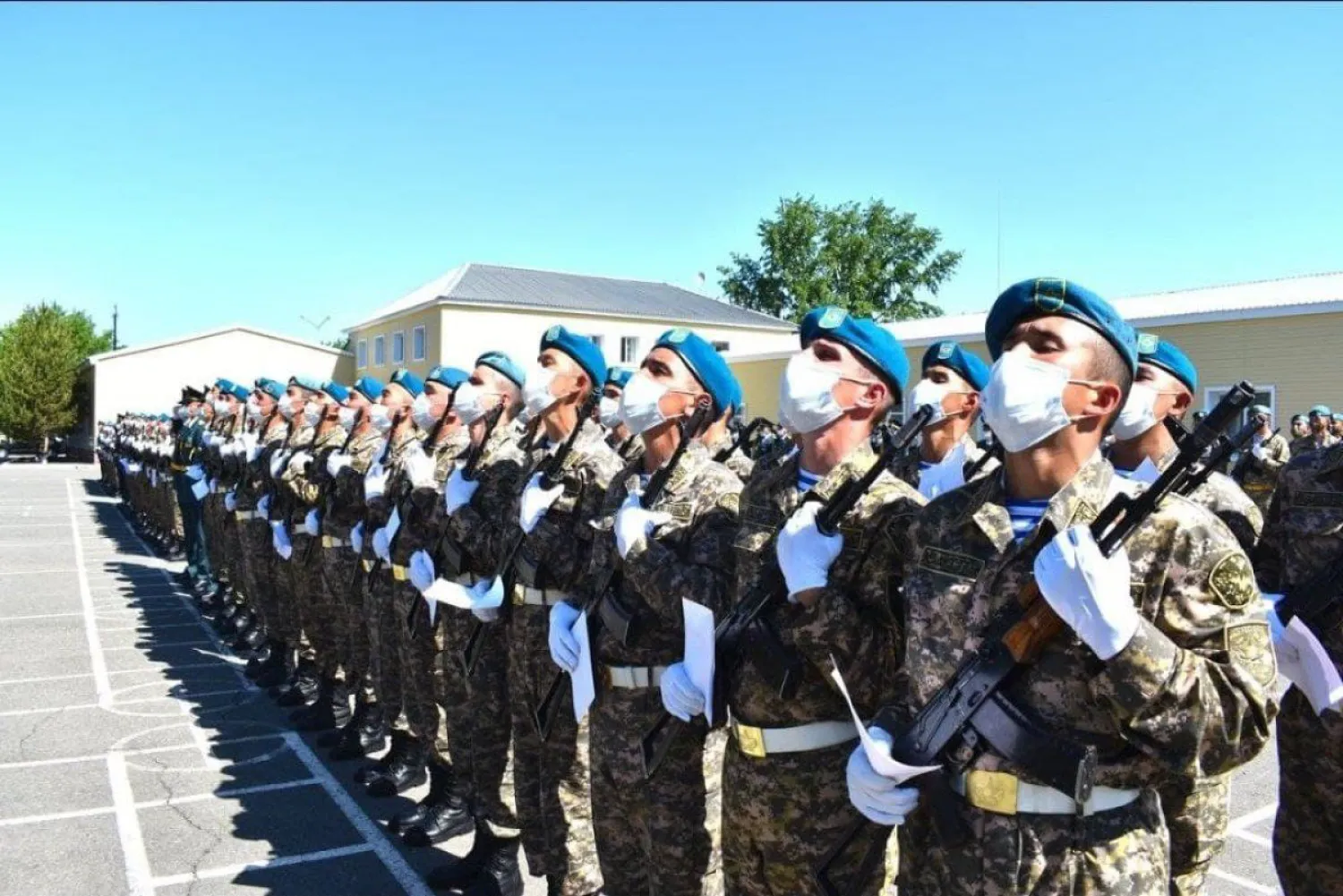 Молодое пополнение столичной десантно-штурмовой бригады приняло присягу