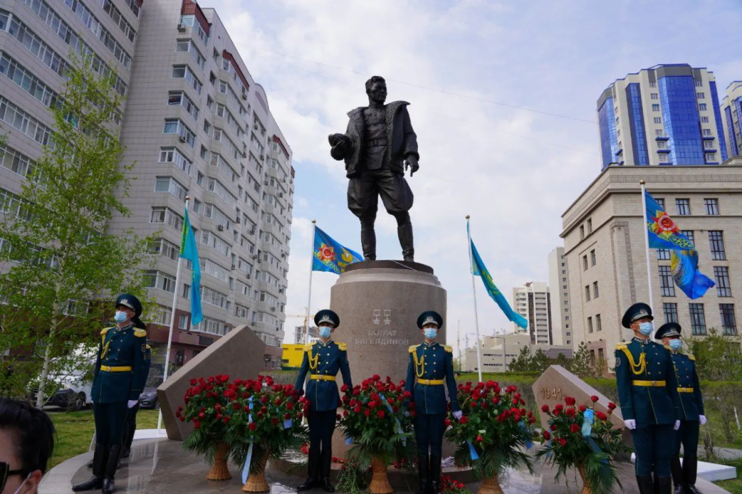 Памятник герою Талгату Бегельдинову открыли в столице