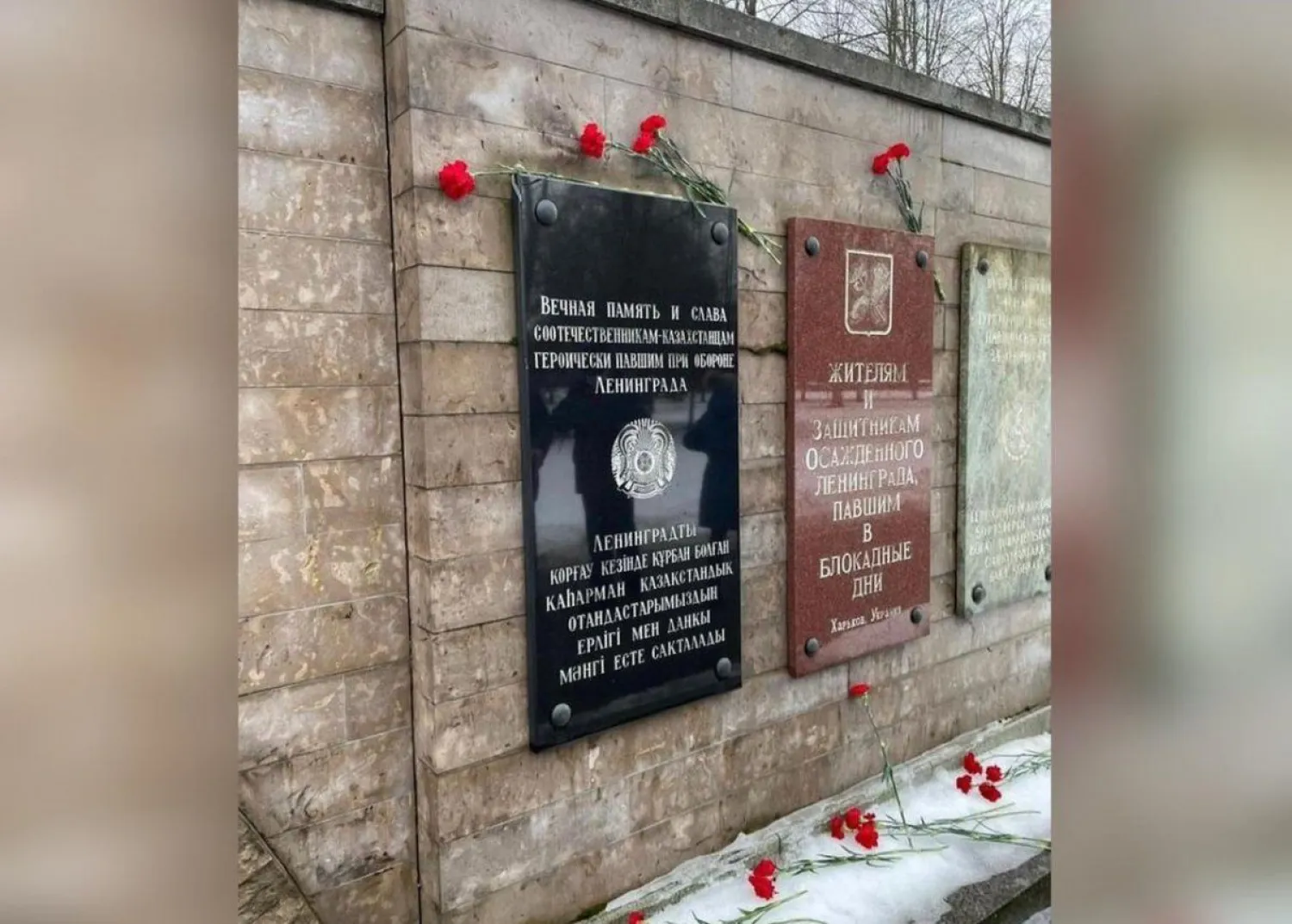 На Пискарёвском кладбище возложили цветы в память о блокаде и жертвах войны