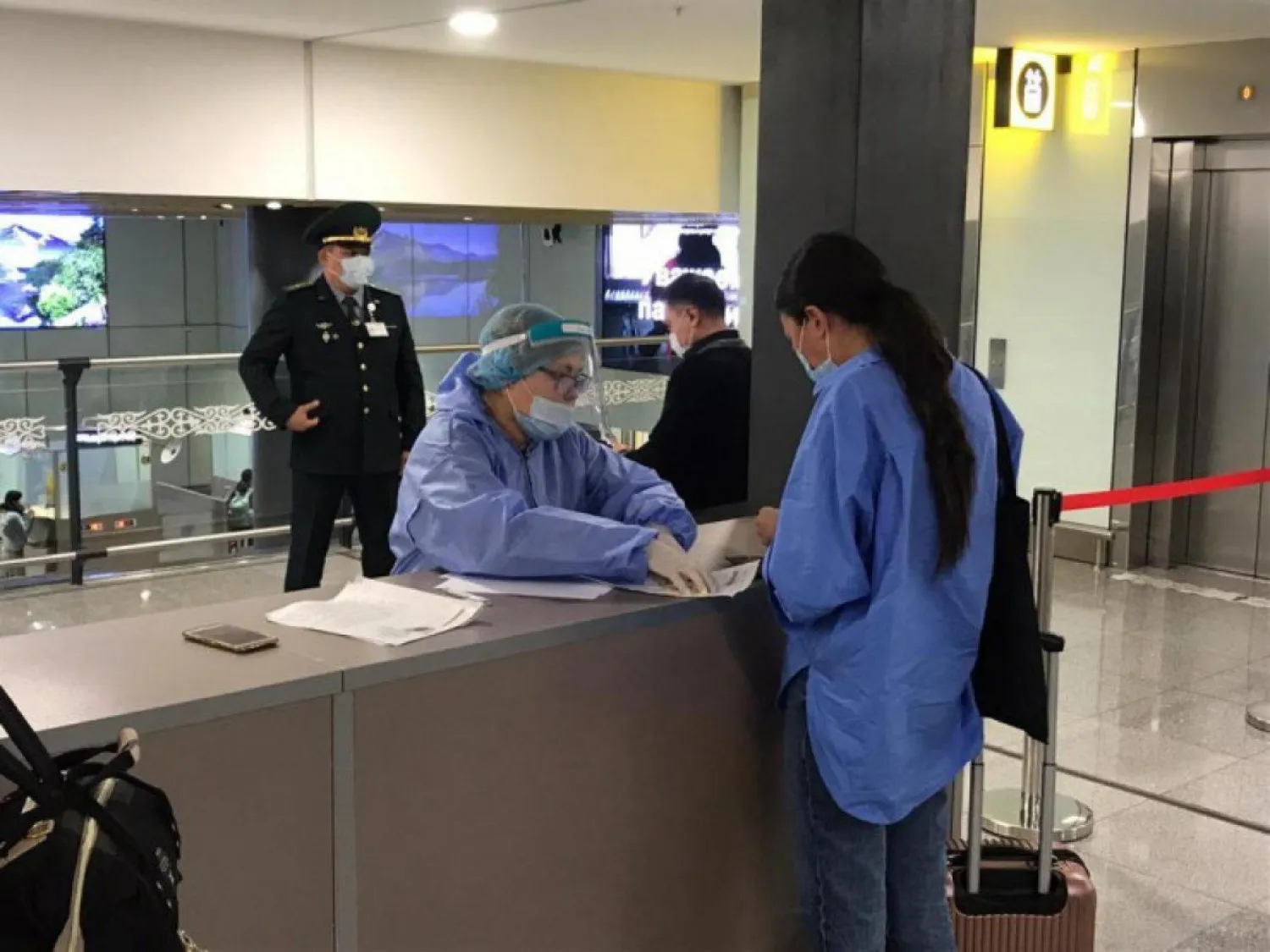 123 пассажира при прилете в столицу не имели ПЦР-тестов, двоих депортировали
