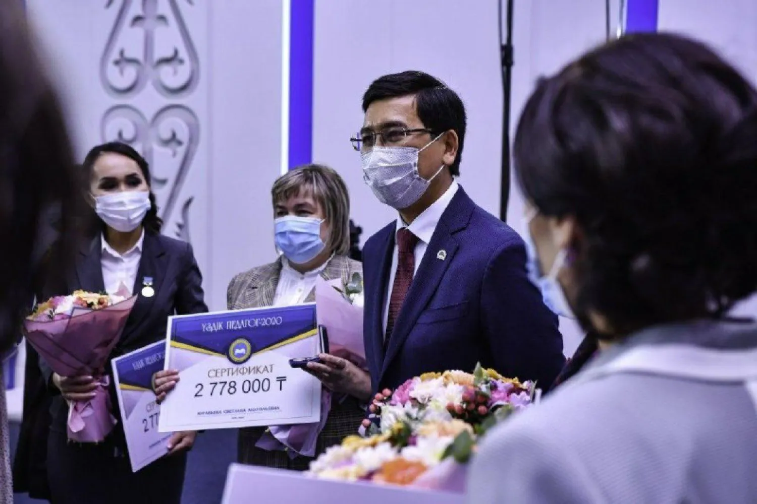 64 учителя наградили за победу в конкурсе "Лучший педагог-2020"