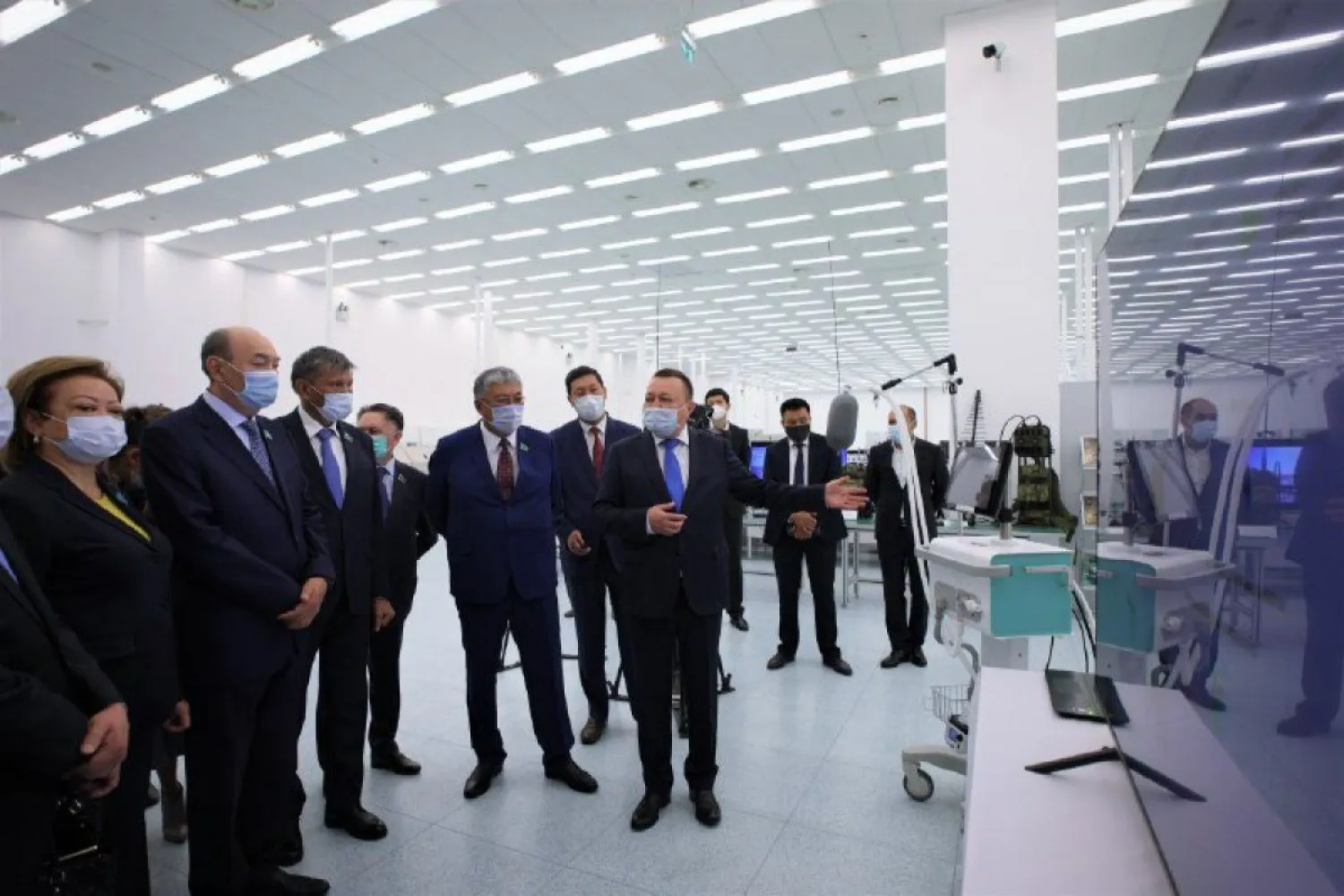 Депутаты Сената Парламента РК ознакомились с производством аппаратов ИВЛ