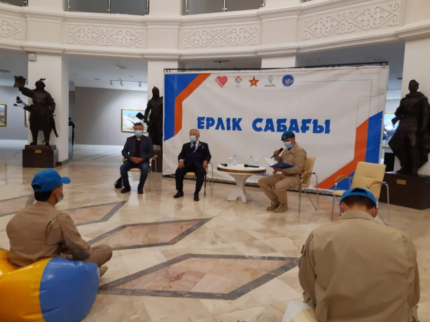 Бахытжан Ертаев встретился с членами "Жас сарбаз"