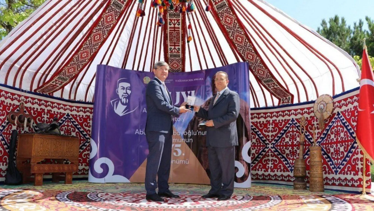 Президент РК наградил турецкого писателя орденом "Достык"