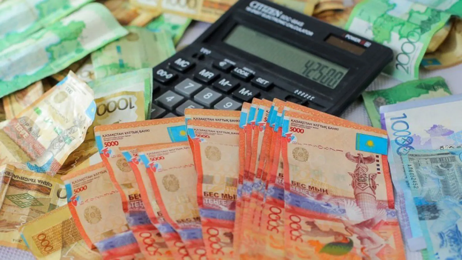 Более 2,3 млн казахстанцев получили доплату в размере 21 500 тенге