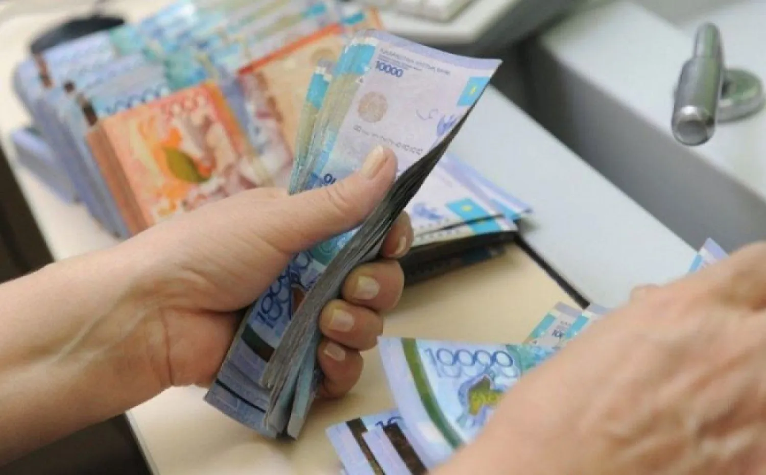 Министр труда о средней заработной плате в стране: Нужно повышать доходы населения