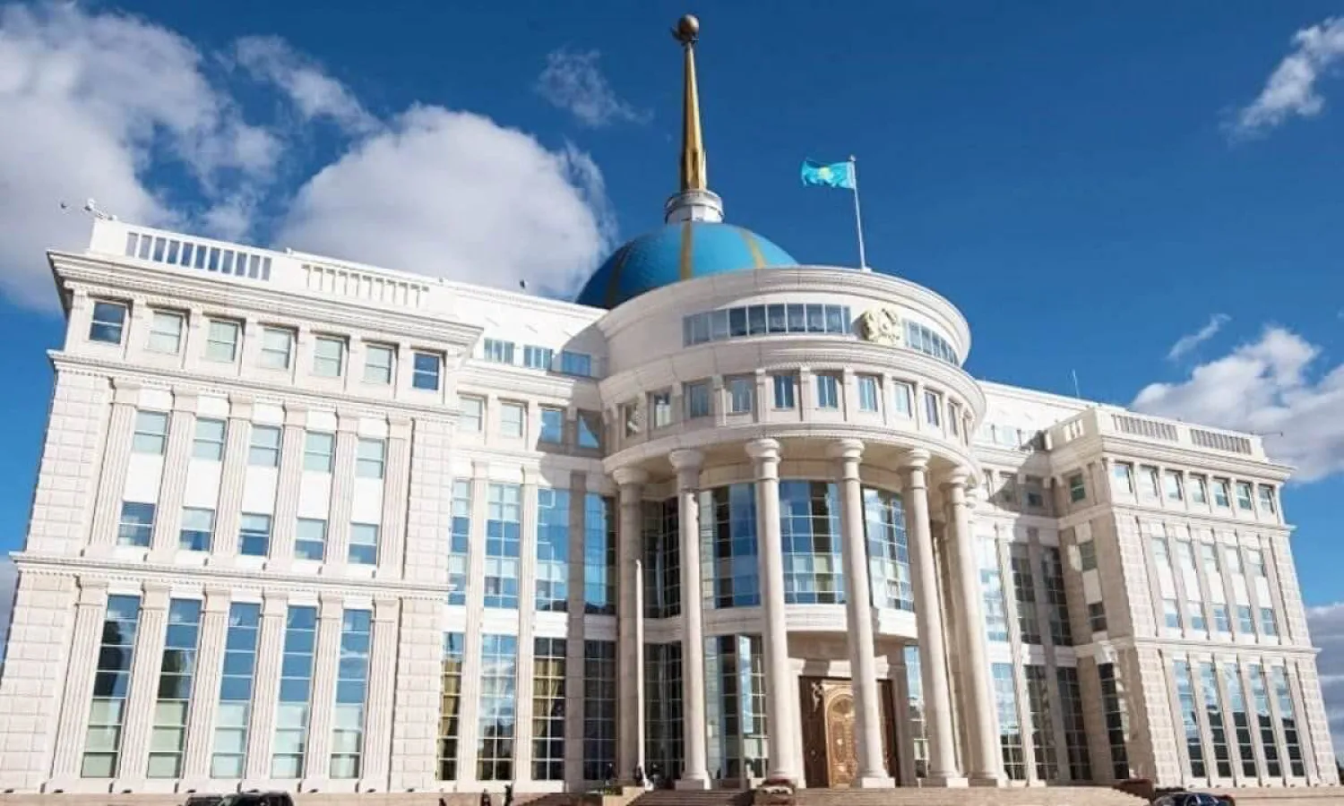 Президент присвоил дипломатический ранг ряду должностных лиц