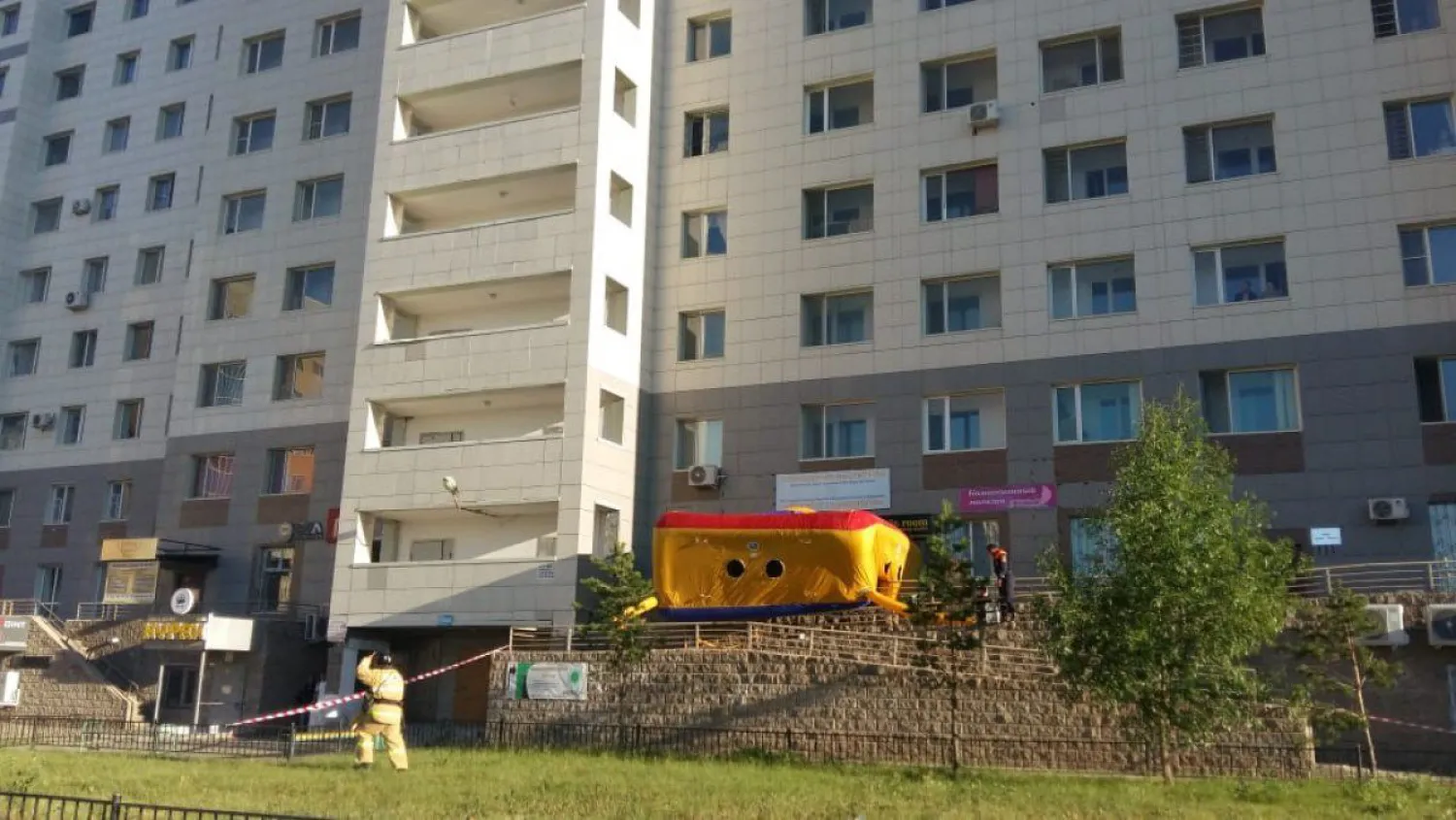 Сотрудники столичного ДЧС спасли девушку от суицида