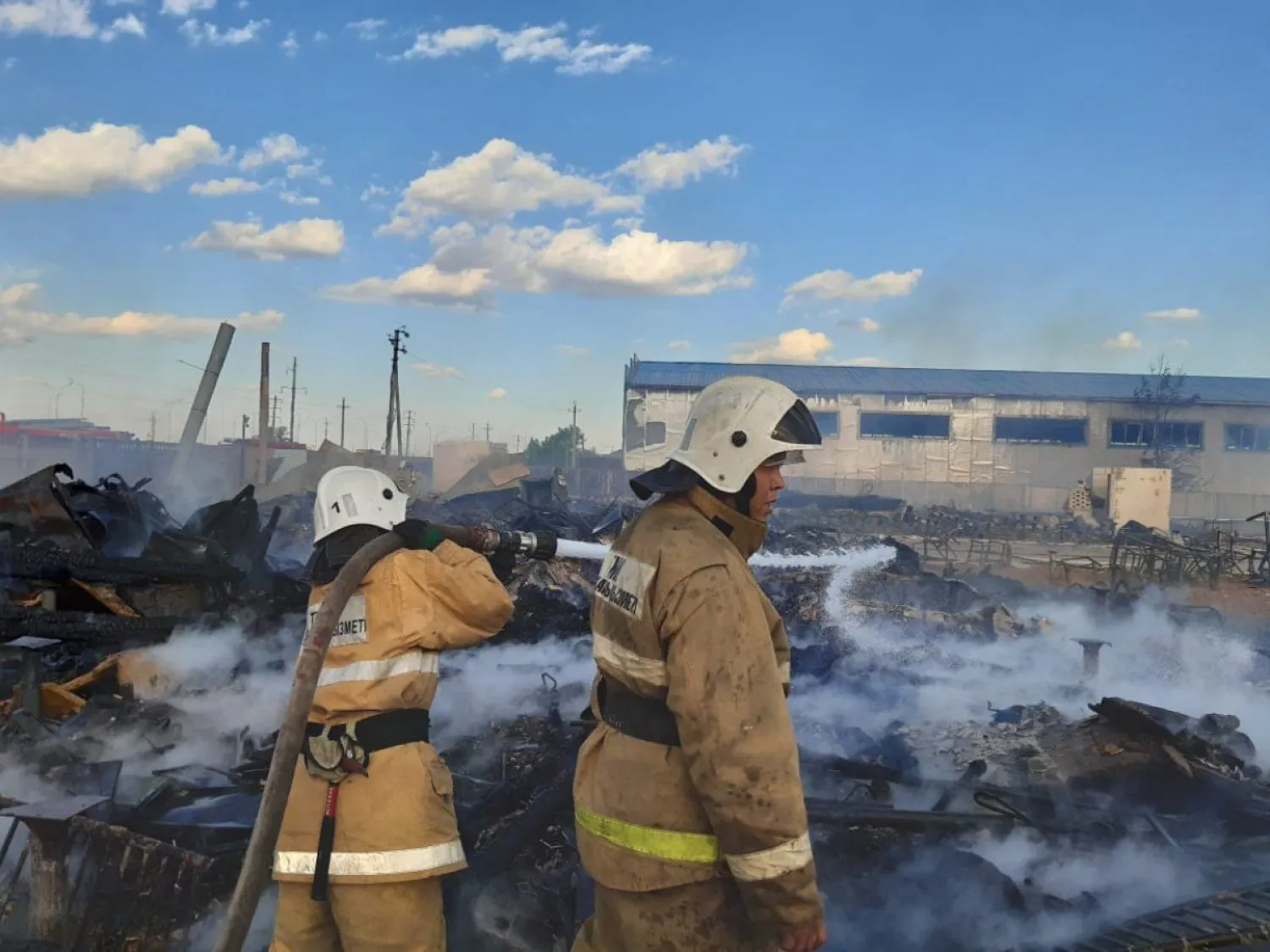 Столичные огнеборцы потушили пожар в поселке Жибек Жолы