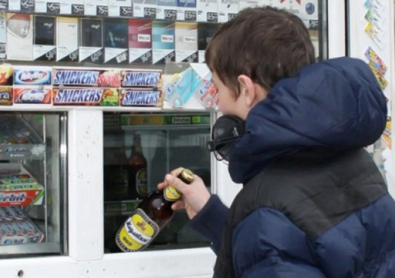 За продажу пива подросткам владельцу столичного магазина без лицензии на реализацию алкоголя, грозит штраф