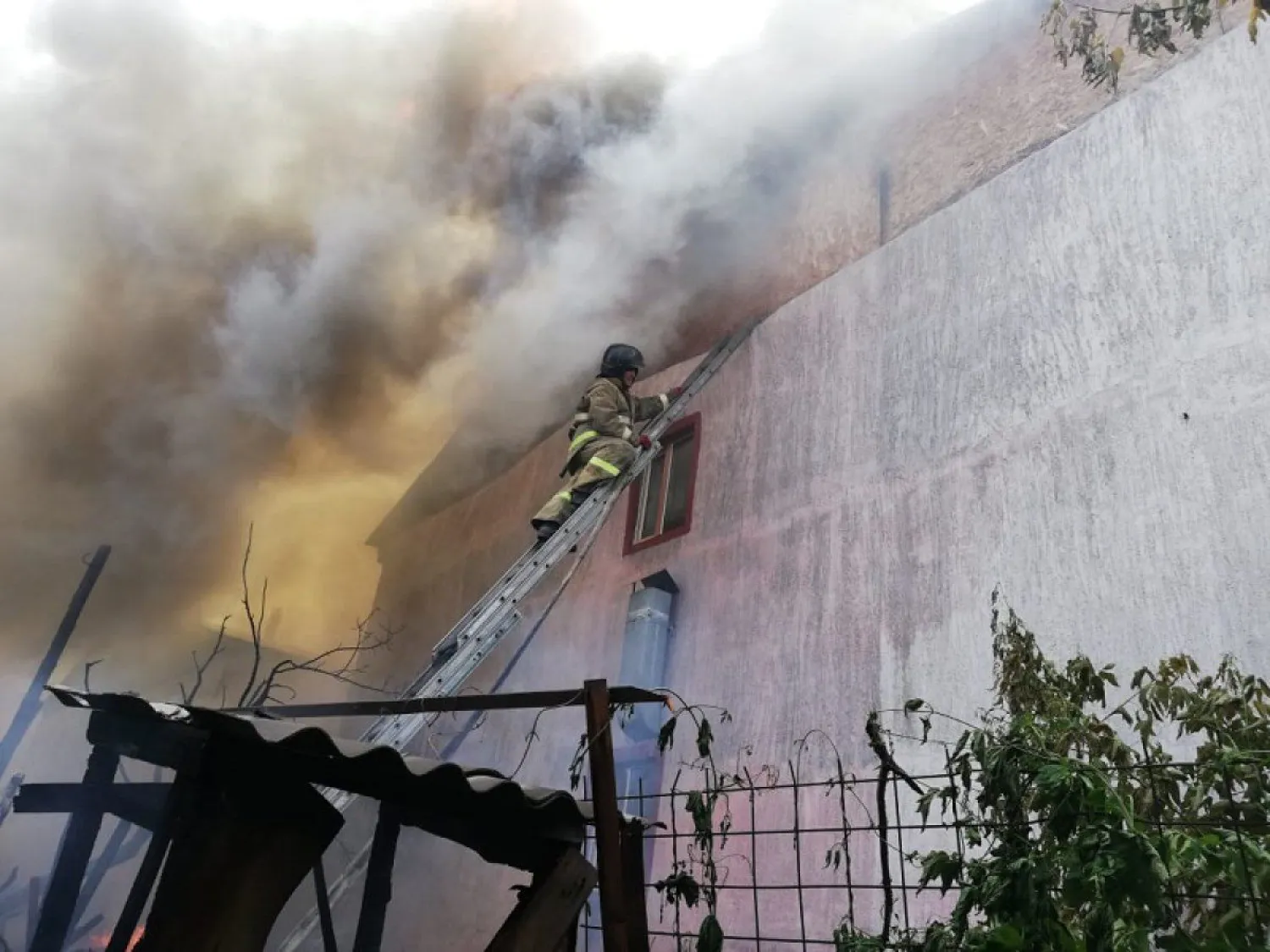 Пожар в столице: В частном доме по Жангильдина взорвался газовый баллон