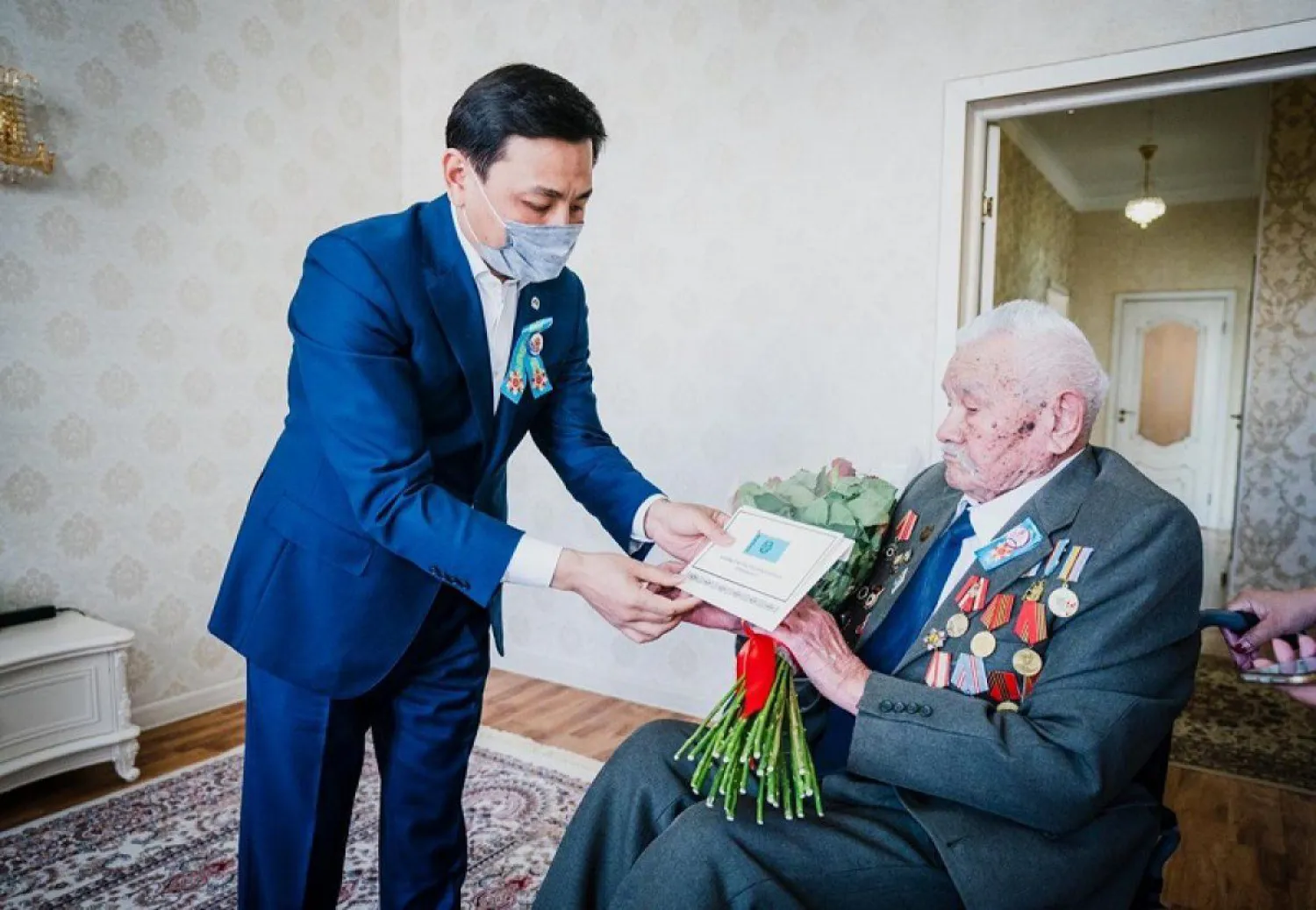 Алтай Кульгинов поздравил ветеранов с Днем Победы в Великой Отечественной войне