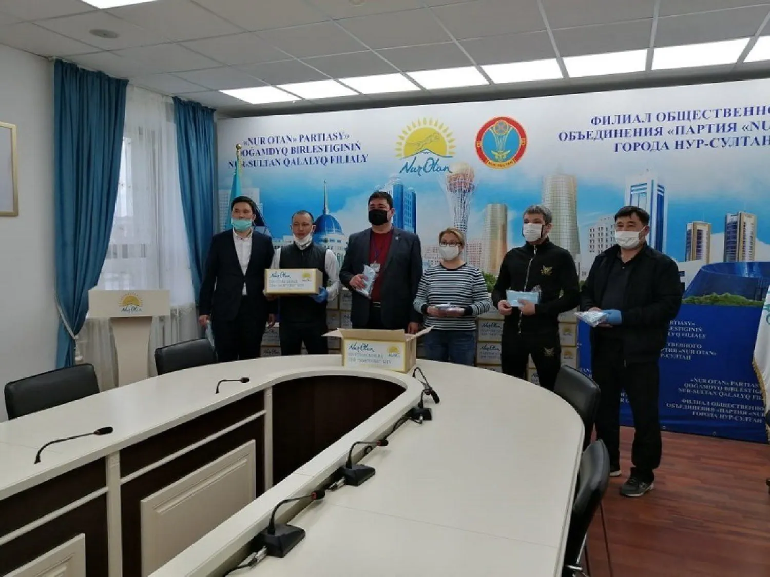 Свыше 10 тысяч многоразовых масок раздали столичные партийцы