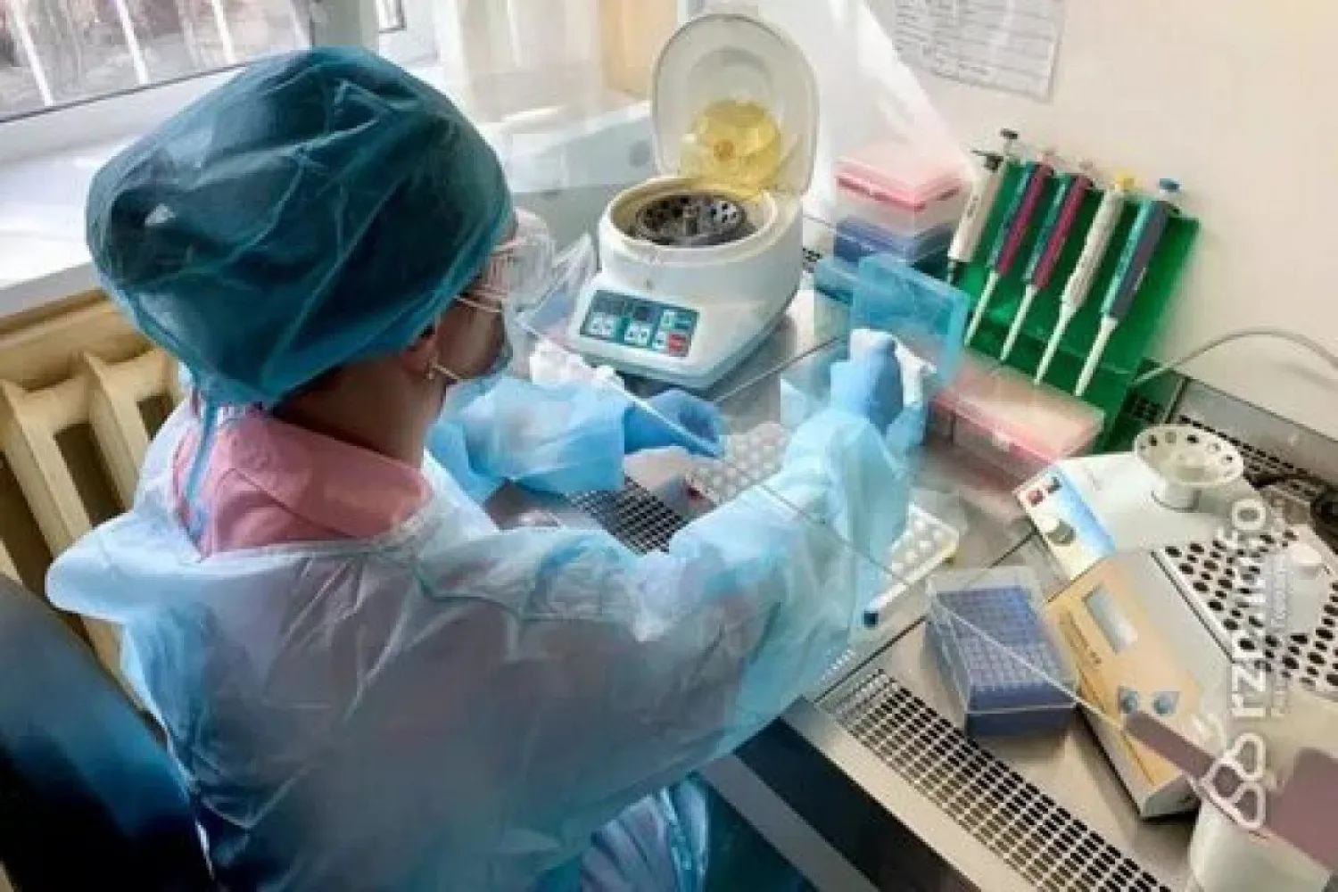 Почему результаты тестов на Covid-19 порой приходится ждать несколько дней, рассказал министр