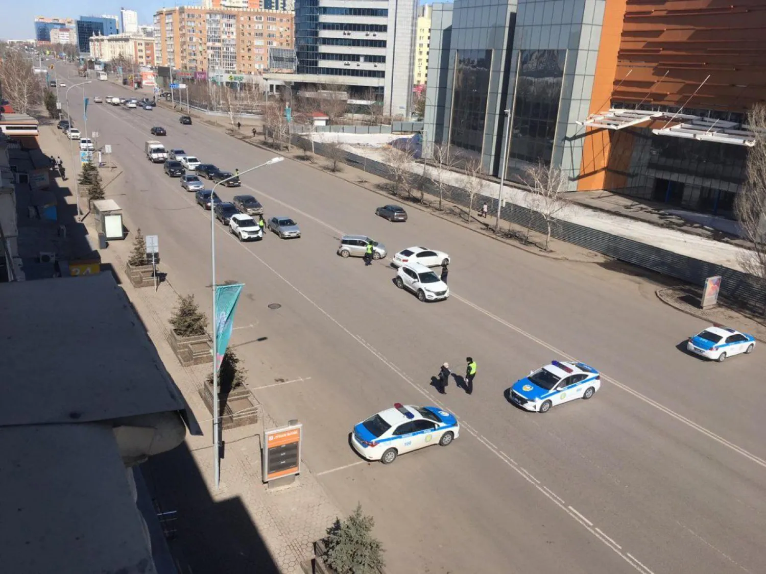Полицейские Нур-Султана призывают водителей и прохожих к соблюдению режима карантина