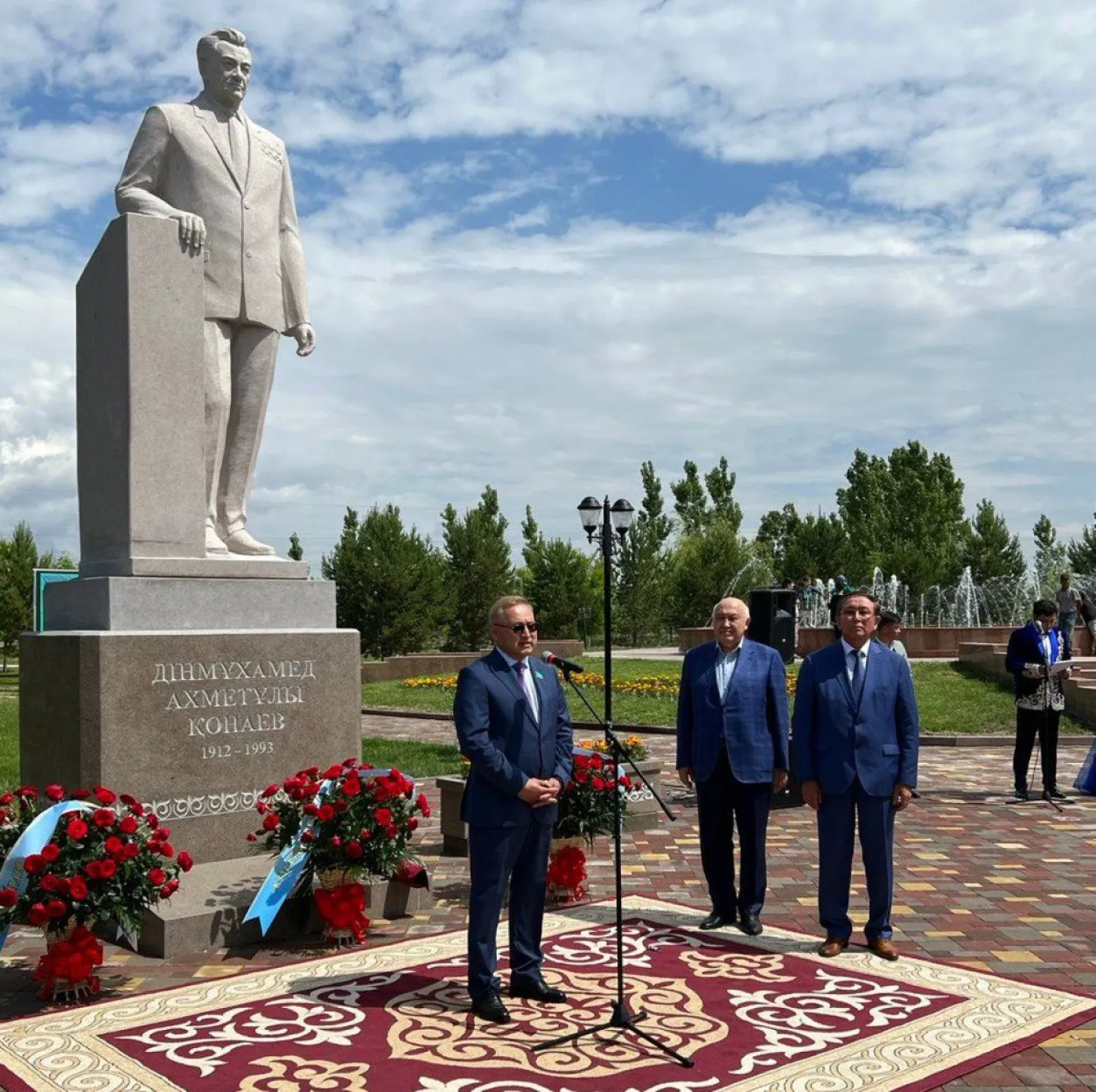 В Алматинской области открыли памятник Динмухамеду Кунаеву