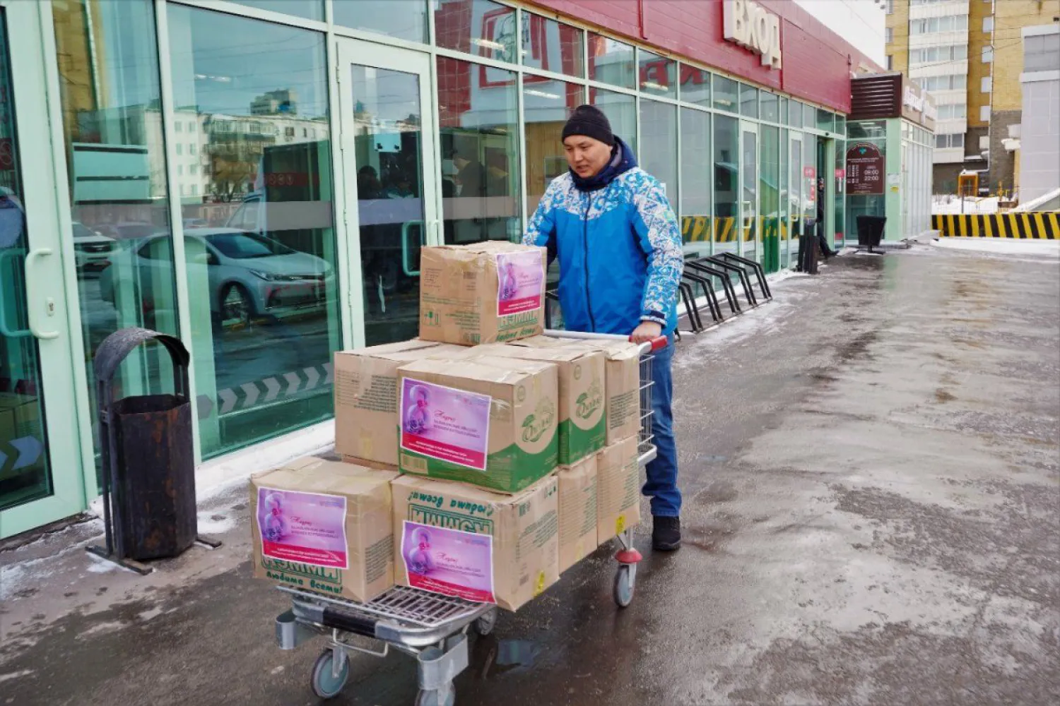 В столице продолжается раздача продуктовых корзин нуждающимся семьям