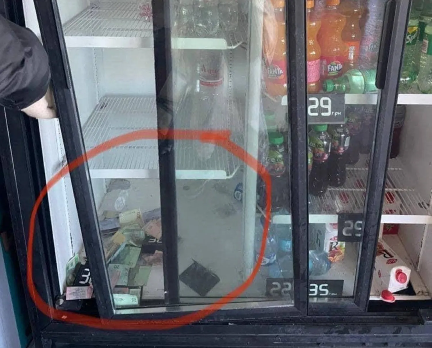 "Стало стыдно": киевляне оставляли деньги за продукты в одном из разгромленных магазинов