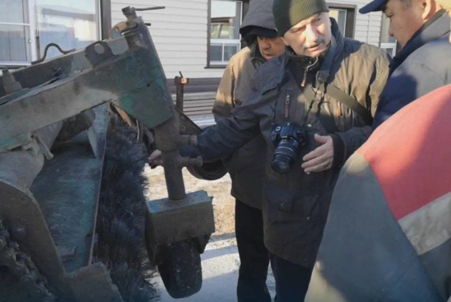 Казахстанские ученые изобрели ледокол для очистки дорог зимой