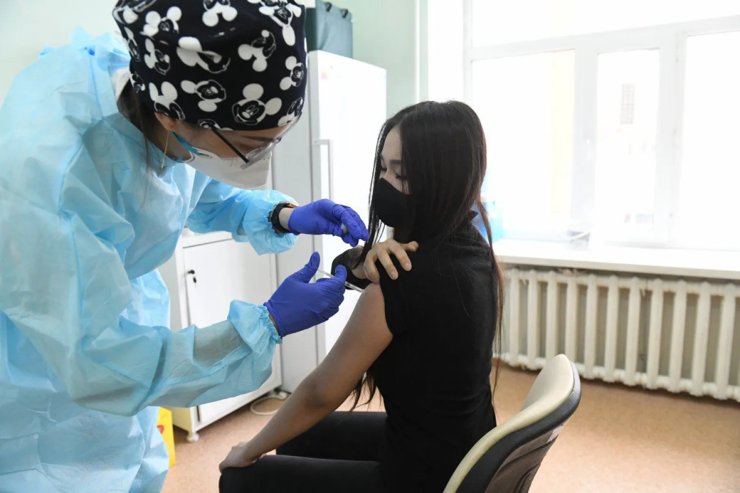 За свободу творчества: как артисты столичного театра проходят ревакцинацию