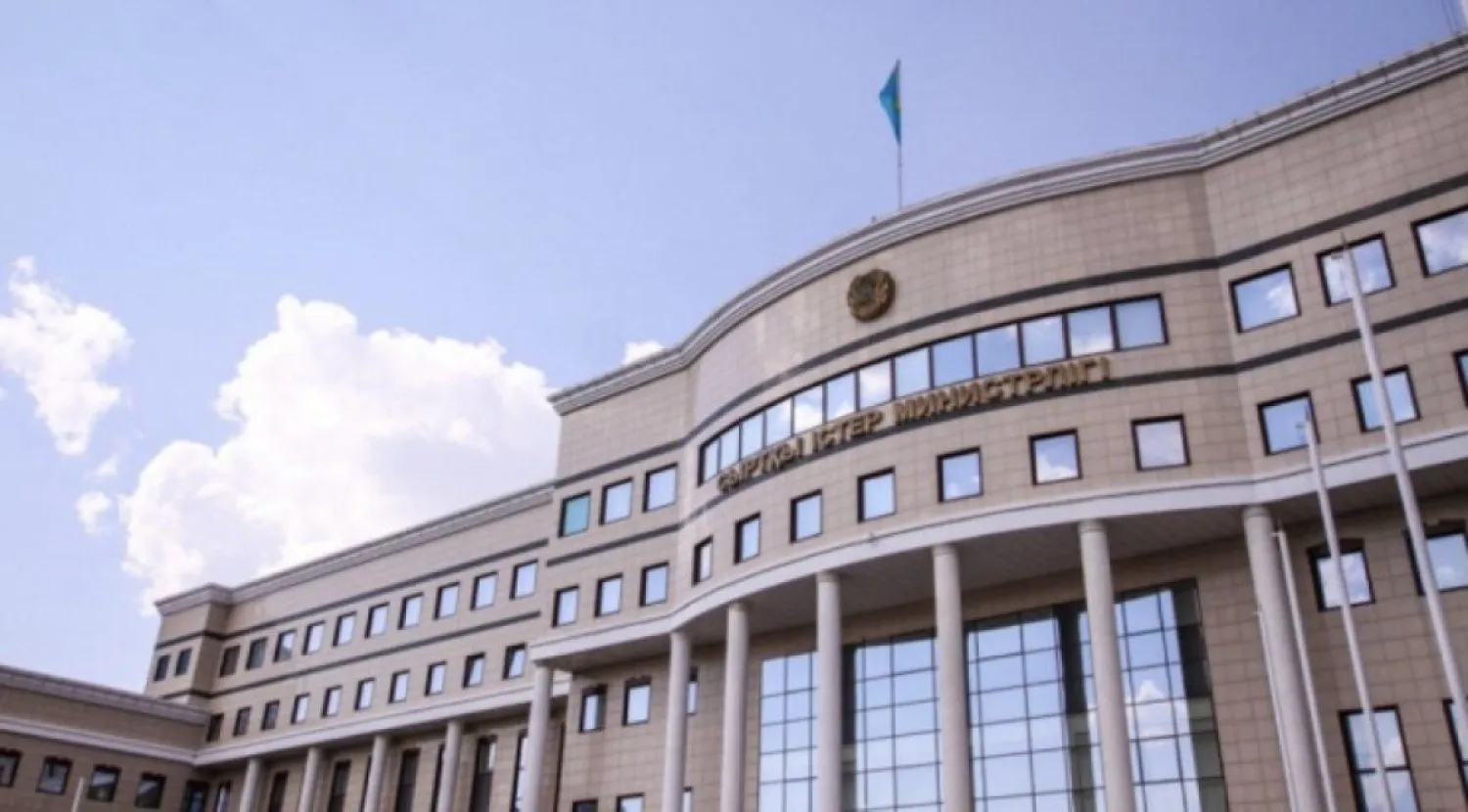 Казахстанские дипломаты помогли соотечественникам-дальнобойщикам покинуть Украину