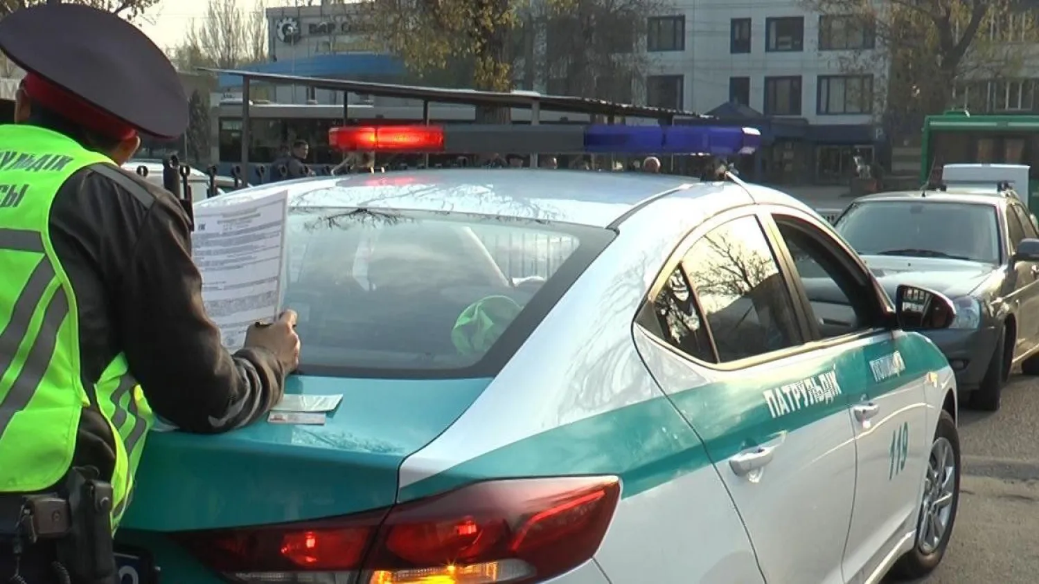 Столичные полицейские задержали таксиста без прав