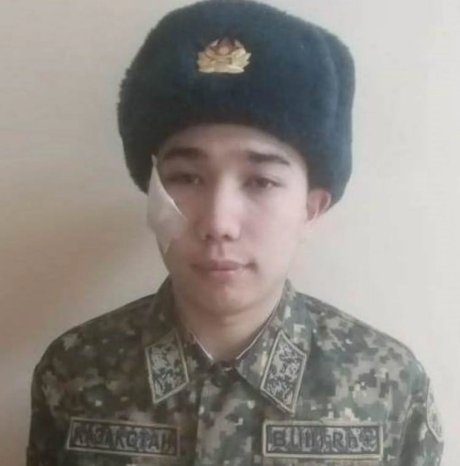 Несмотря на полученное ранение, продолжал стоять в оцеплении - солдат Нацгвардии