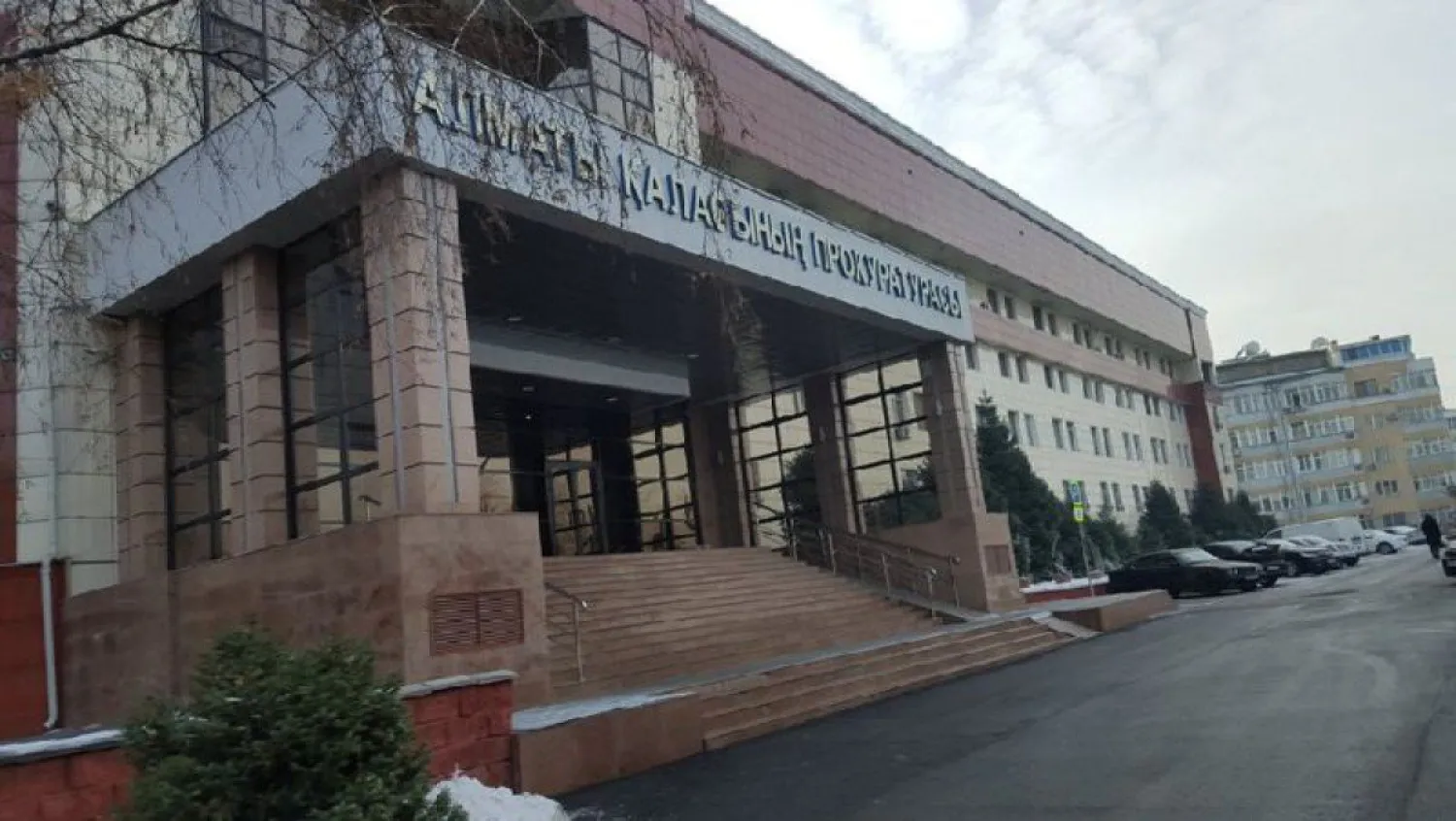 Боевики подожгли здание прокуратуры, где находился весь личный состав – прокурор Алматы