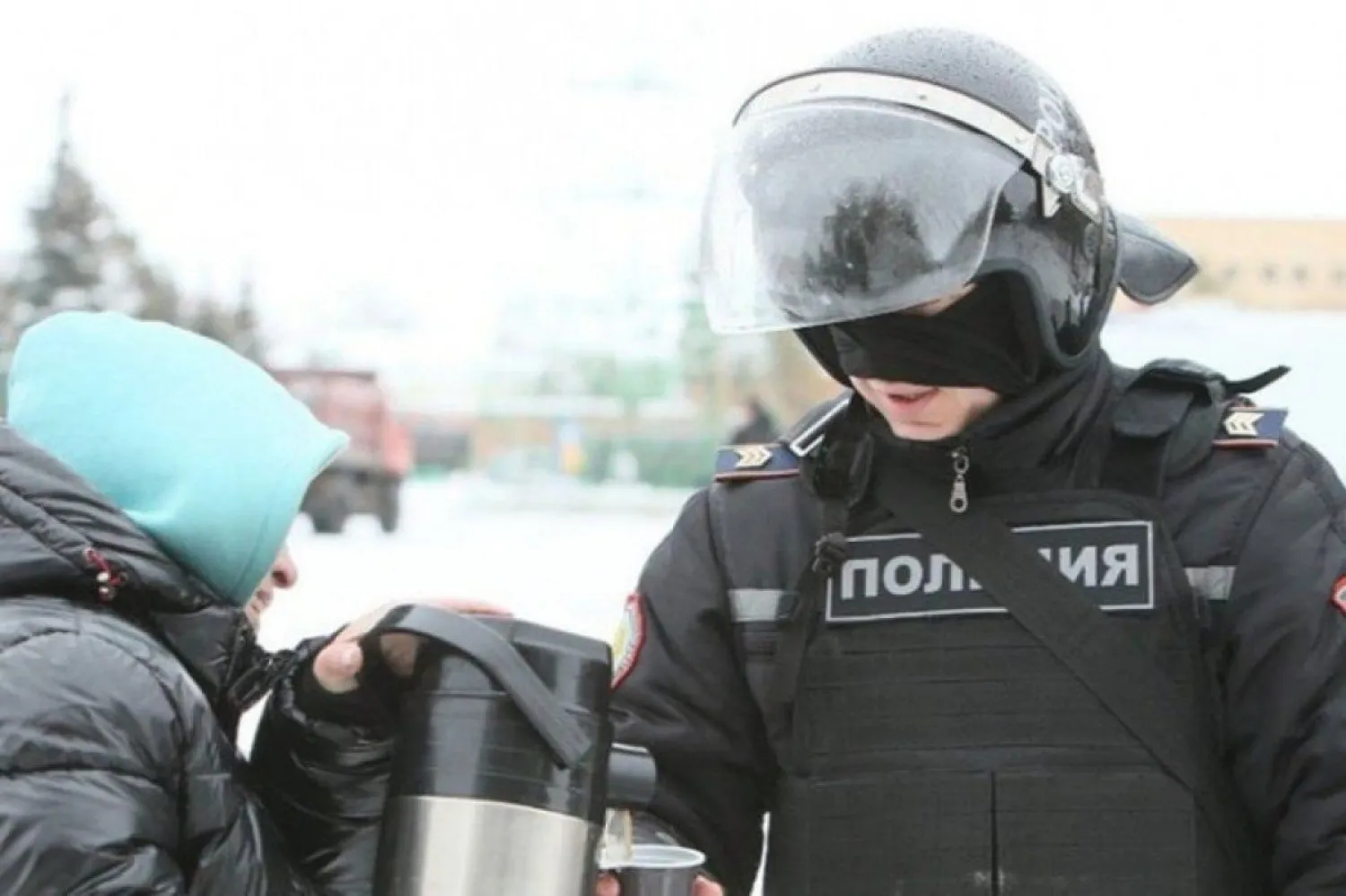 Жители Нур-Султана и Костаная угощают полицейских горячим чаем