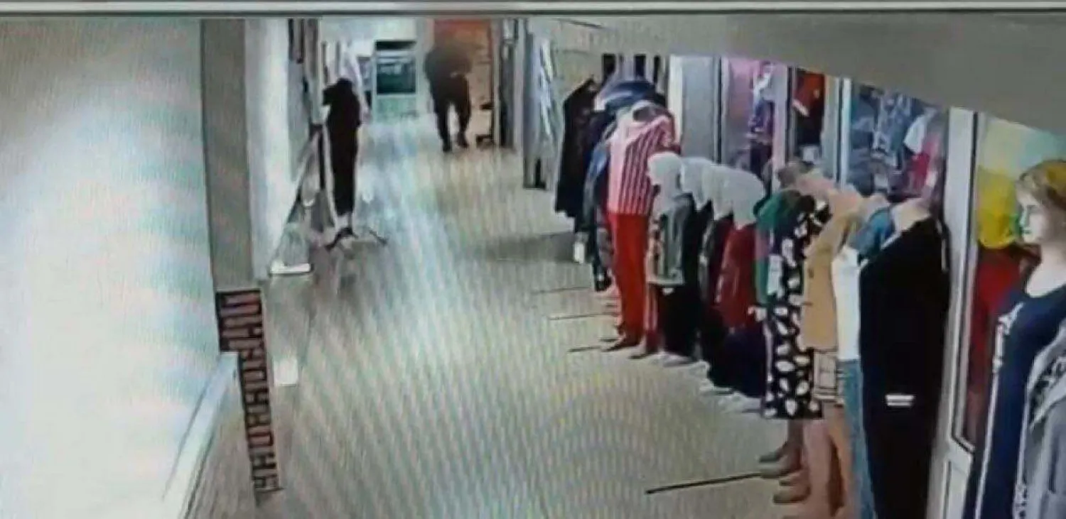 Кража куртки с манекена попала на видео в Нур-Султане