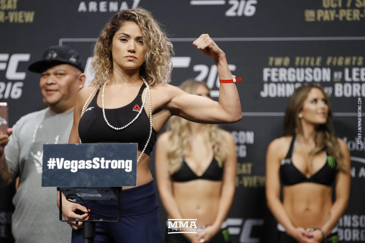 Девушка-боец MMA поразила фанатов откровенными фотографиями
