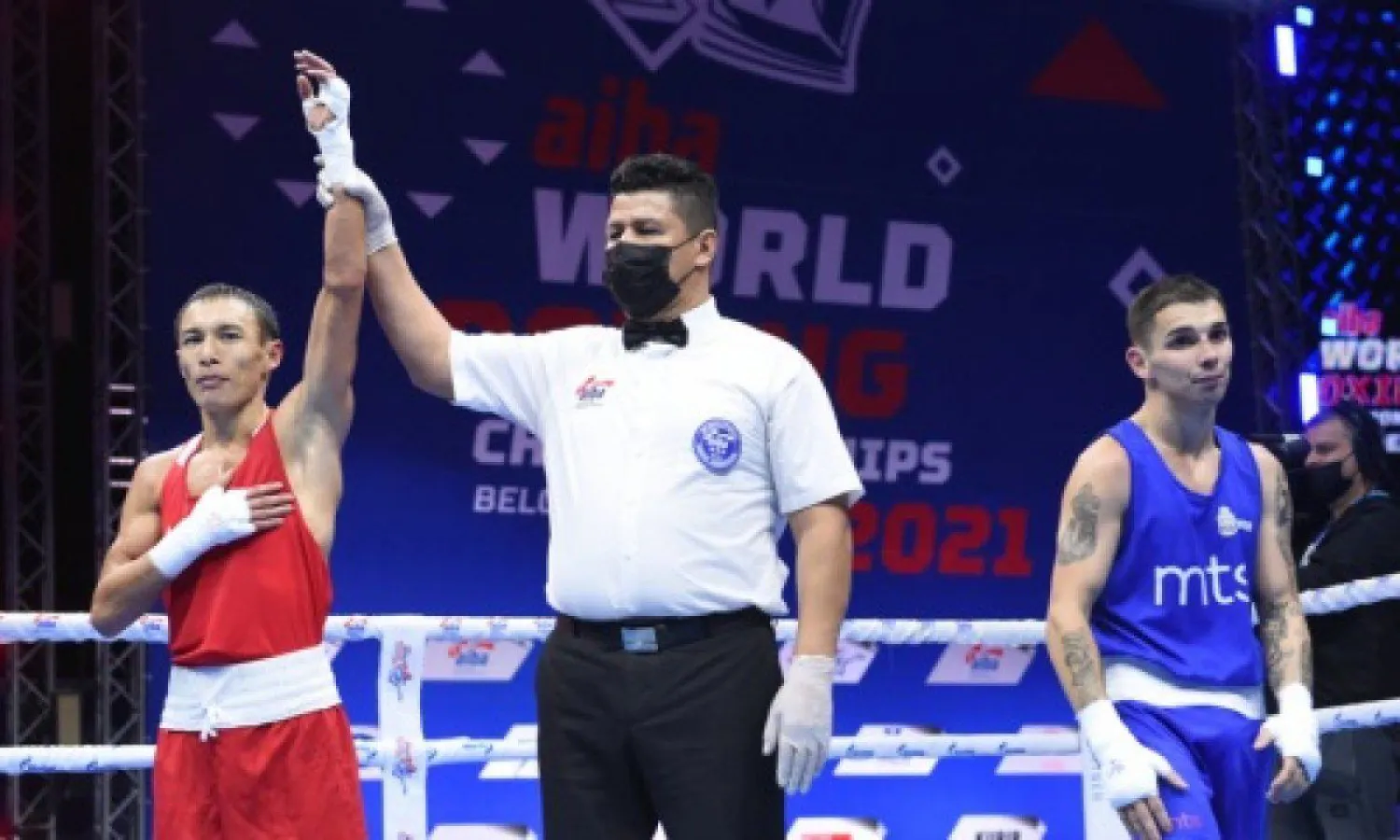Бой казахстанского боксера вызвал скандал на чемпионате мира