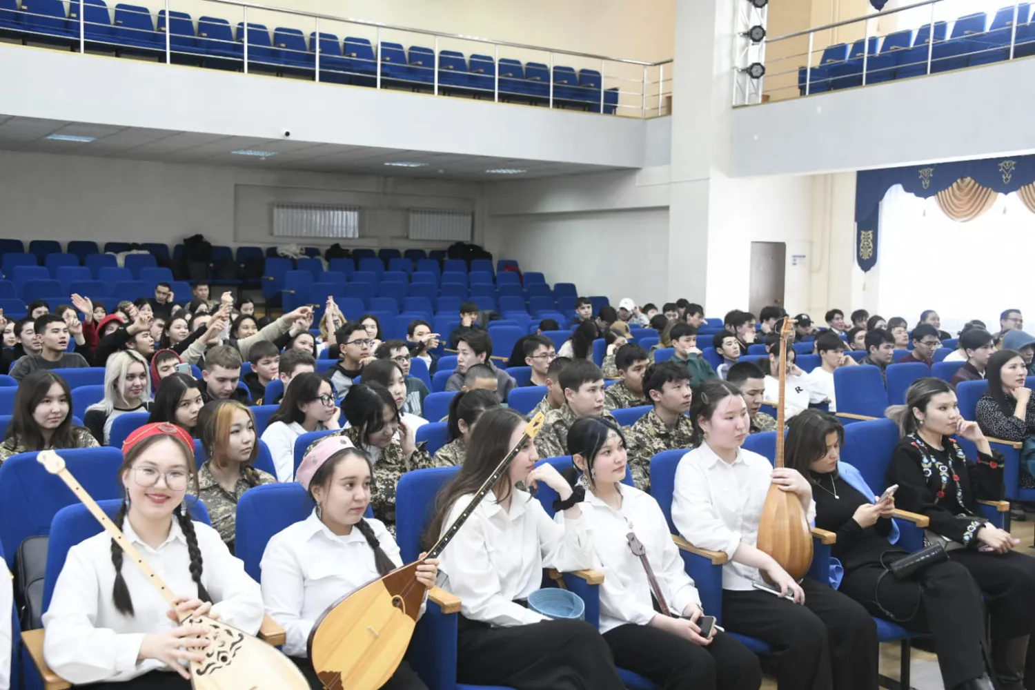 В столичном колледже провели торжественный концерт к Международному женскому дню