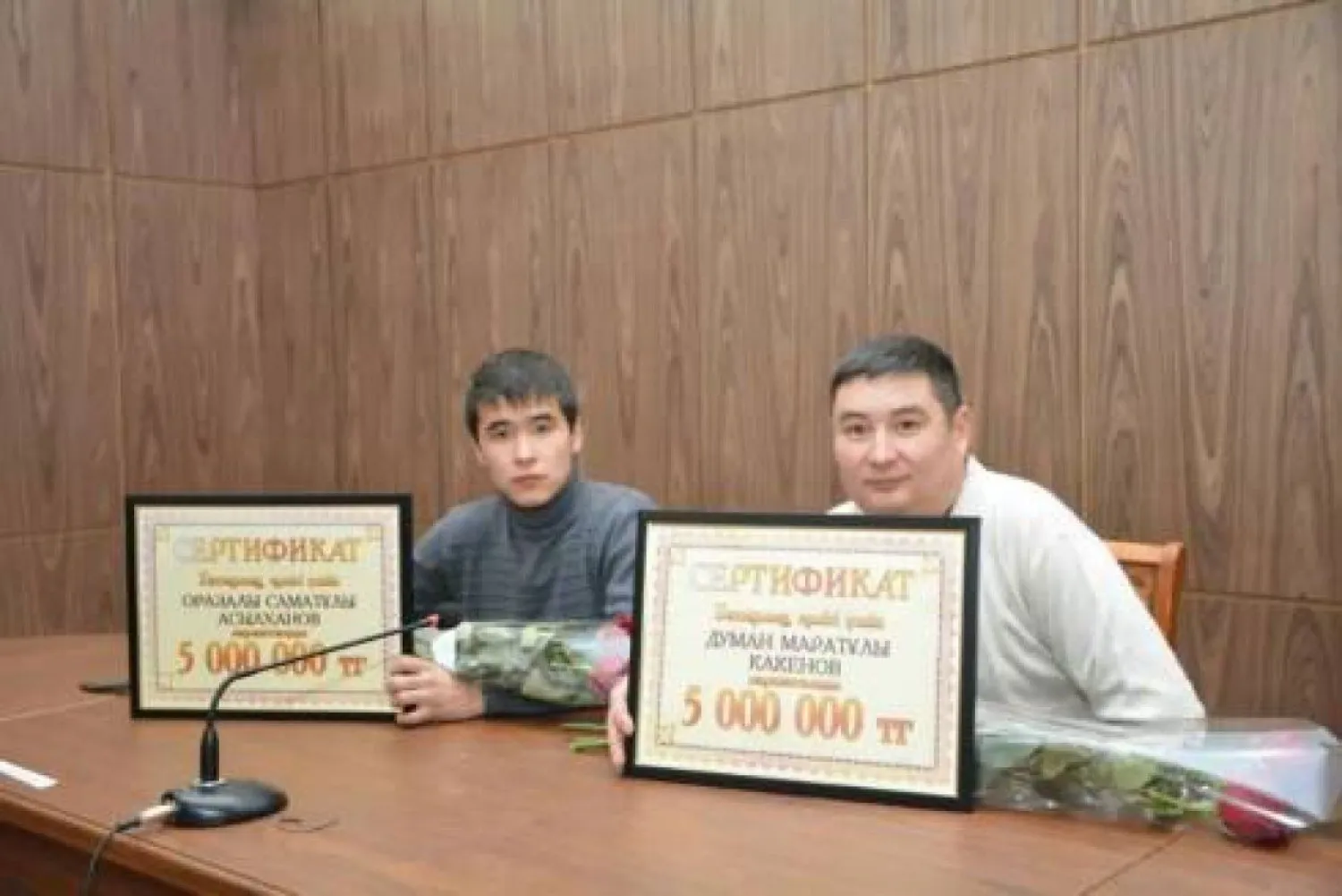 По 5 миллионов тенге вручили карагандинцам, спасшим людей из тонущего автомобиля