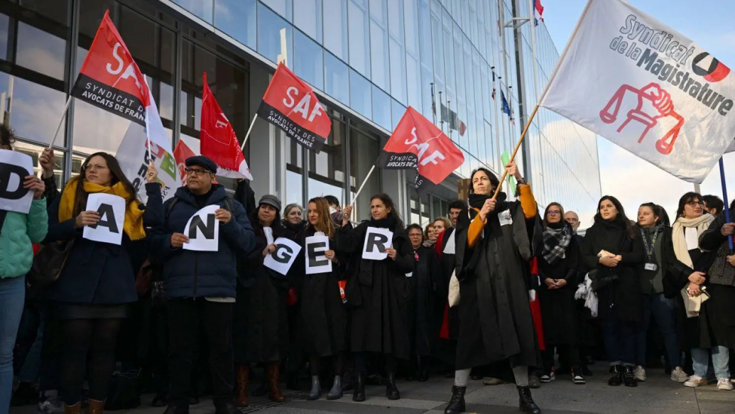 Юристы вышли на протест во Франции