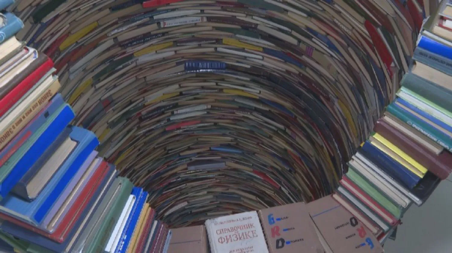 "Колодец знаний" соорудили из книг в вузе Тараза