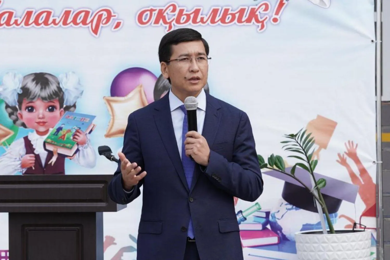 Министр просвещения принял участие в торжественной линейке, посвященной Дню знаний