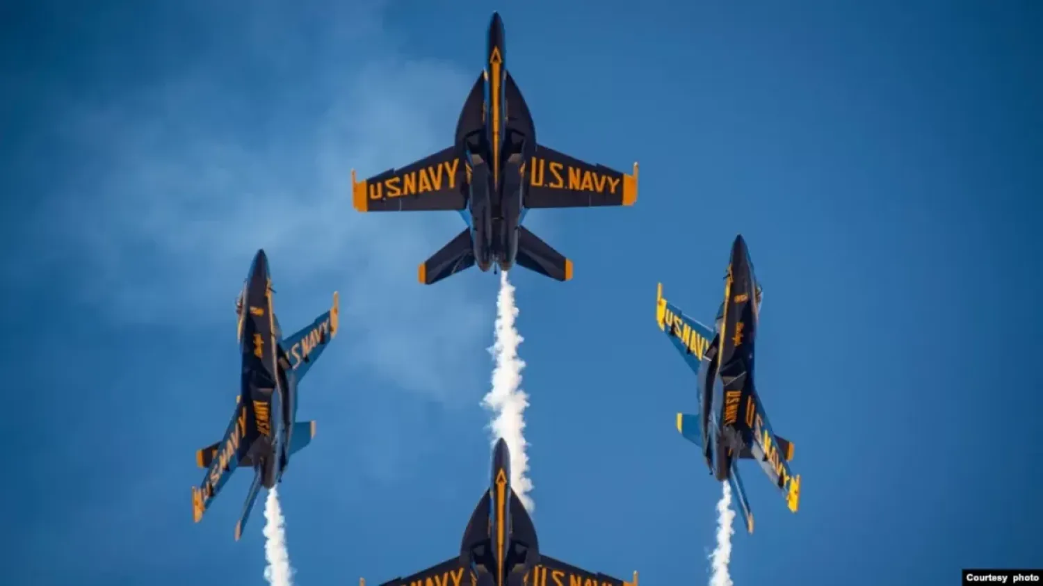 Названа первая женщина-пилот истребителя-бомбардировщика Blue Angels